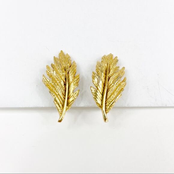 Vintage Jewelry - Vintage Gold Tone Leaf Clip On Earrings